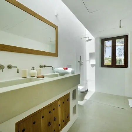 With Private Pool, 6 Bedrooms And 6 Bathrooms *